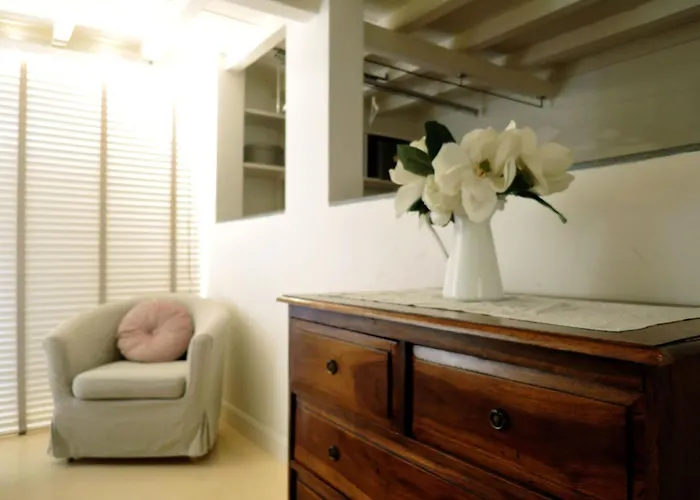 Cozy & Charming Florentine Hideaway